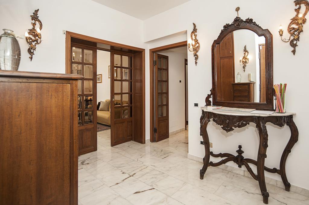 Visconti Holiday House, Luxury With Jacuzzi * Roma